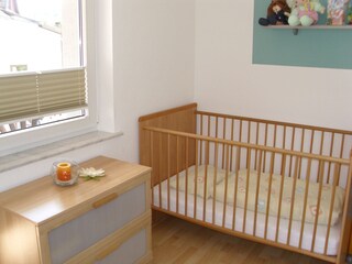 Schlafzimmer 2 mit Kinderbett