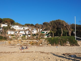 Blick vom Strand auf die Wohnanlage Bungali