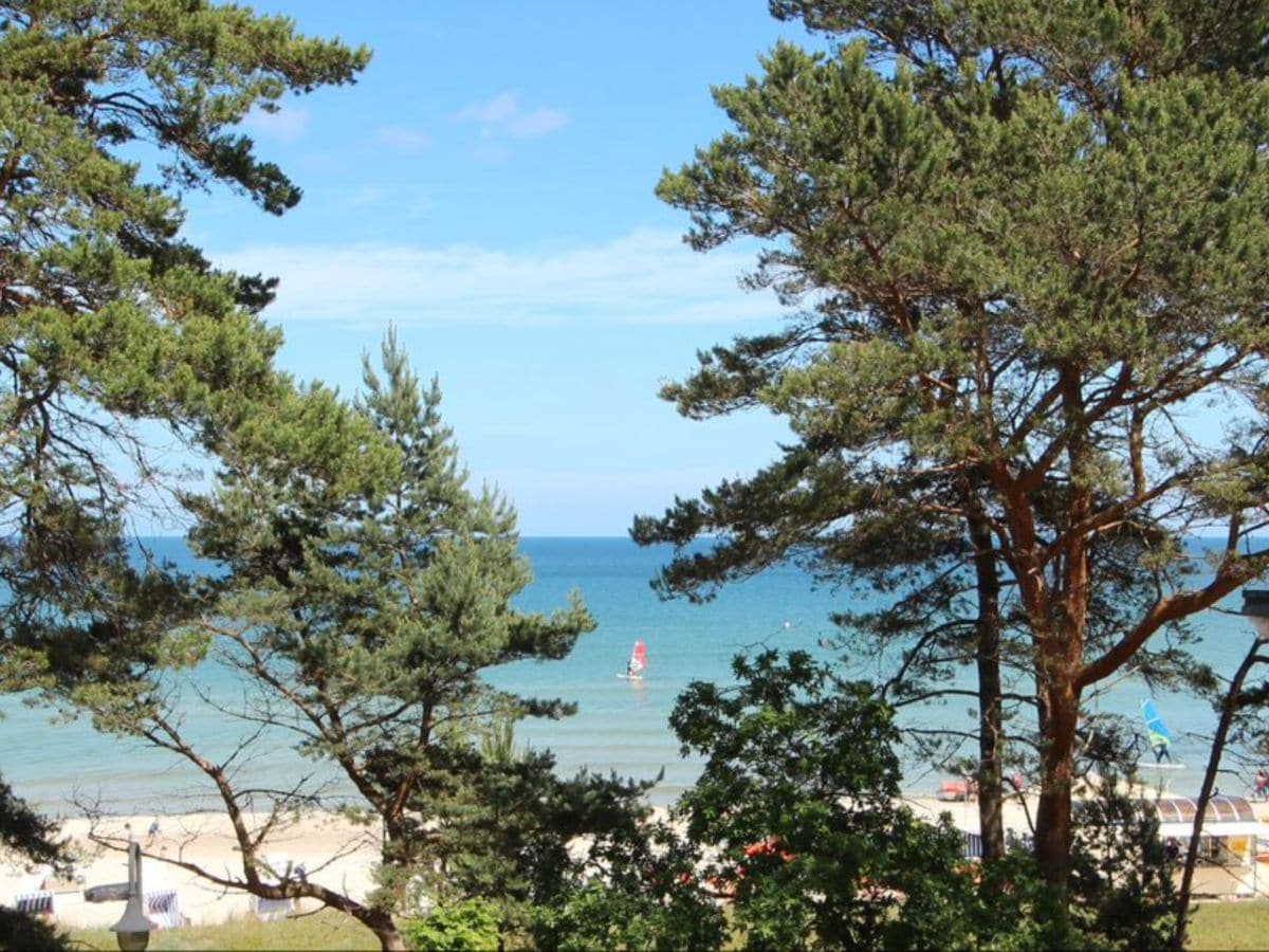 bodentiefes fenster im wohnraum und balkon mit seeblick