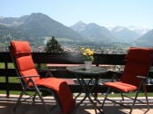 Balkon mit Blick auf Oberstdorf und die Allg. Bergkette