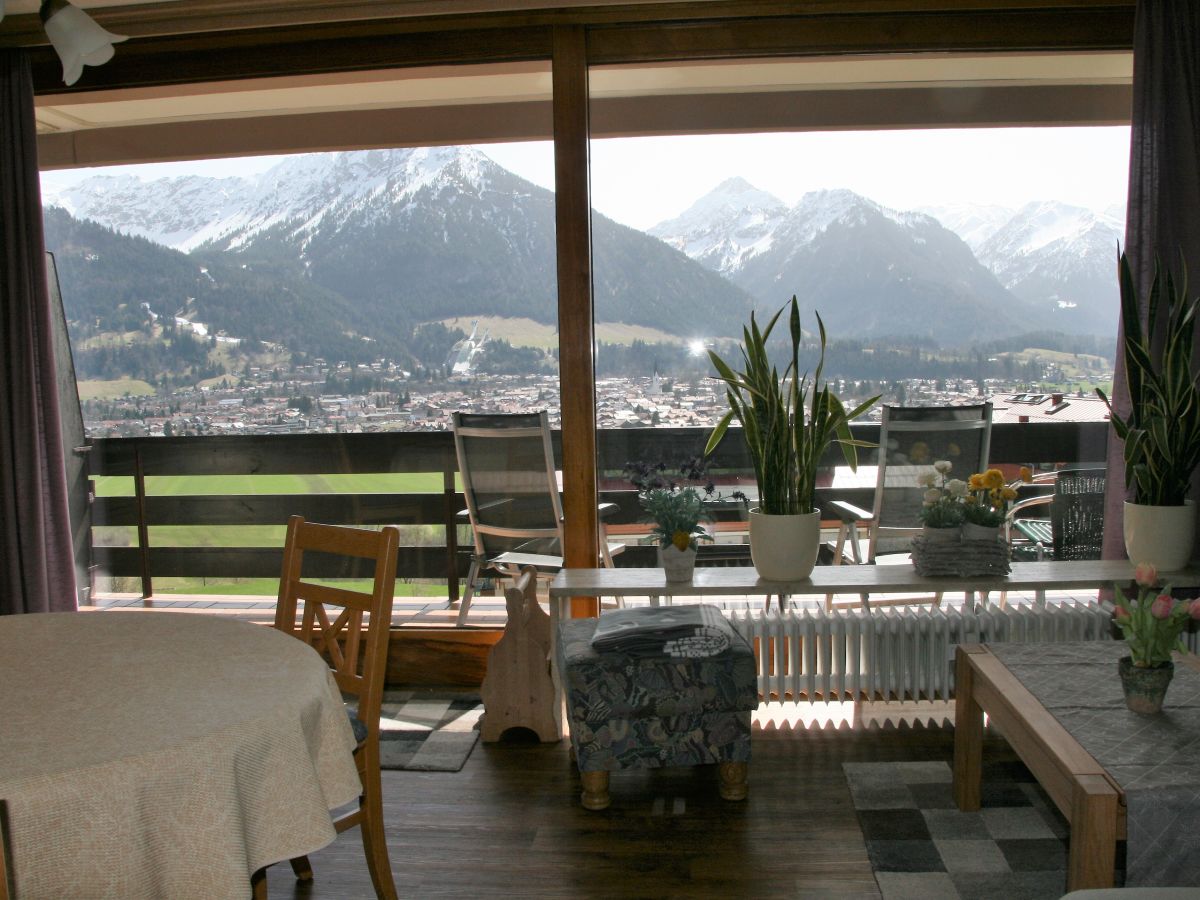 Blick vom Wohnzimmer auf Oberstdorf und die Berge