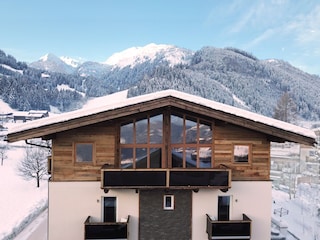 Riesige Glasfront mit Blick über die Bergwelt