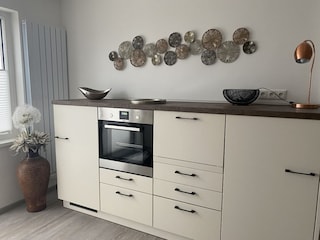 …. mit Kühlschrank, Backofen und Geschirrspüler
