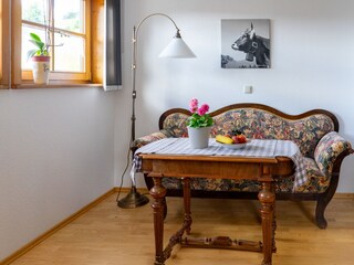 Wohnzimmerecke mit antikem Sofa