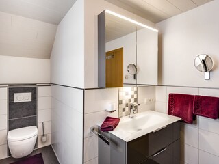 Badezimmer mit großer Dusche
