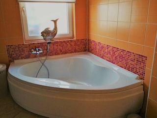 Bad 1 mit Badewanne, Waschbecken, WC, Waschmaschine