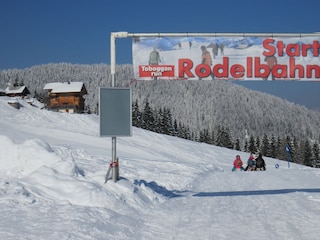 Rodelbahn und Schigebiet nebenan