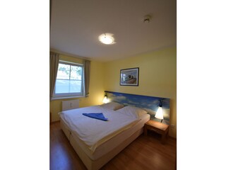 Schlafzimmer mit Doppelbett