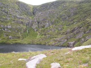 Bachlauf und kleiner See oberhalb des Hauses.