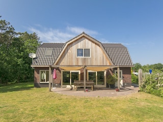 Vorderseite des Hauses mit Garten