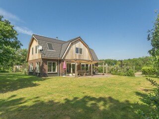 Vorderseite des Hauses mit Garten