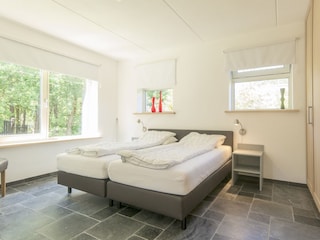 1. Schlafzimmer mit Doppelbett im Erdgeschoss