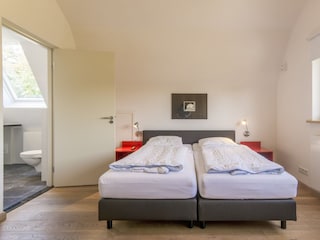 2. Schlafzimmer mit Doppelbett im Obergeschoss