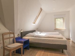 2. Schlafzimmer mit Doppelbett im Obergeschoss
