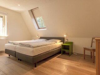 4. Schlafzimmer mit Doppelbett im Obergeschoss