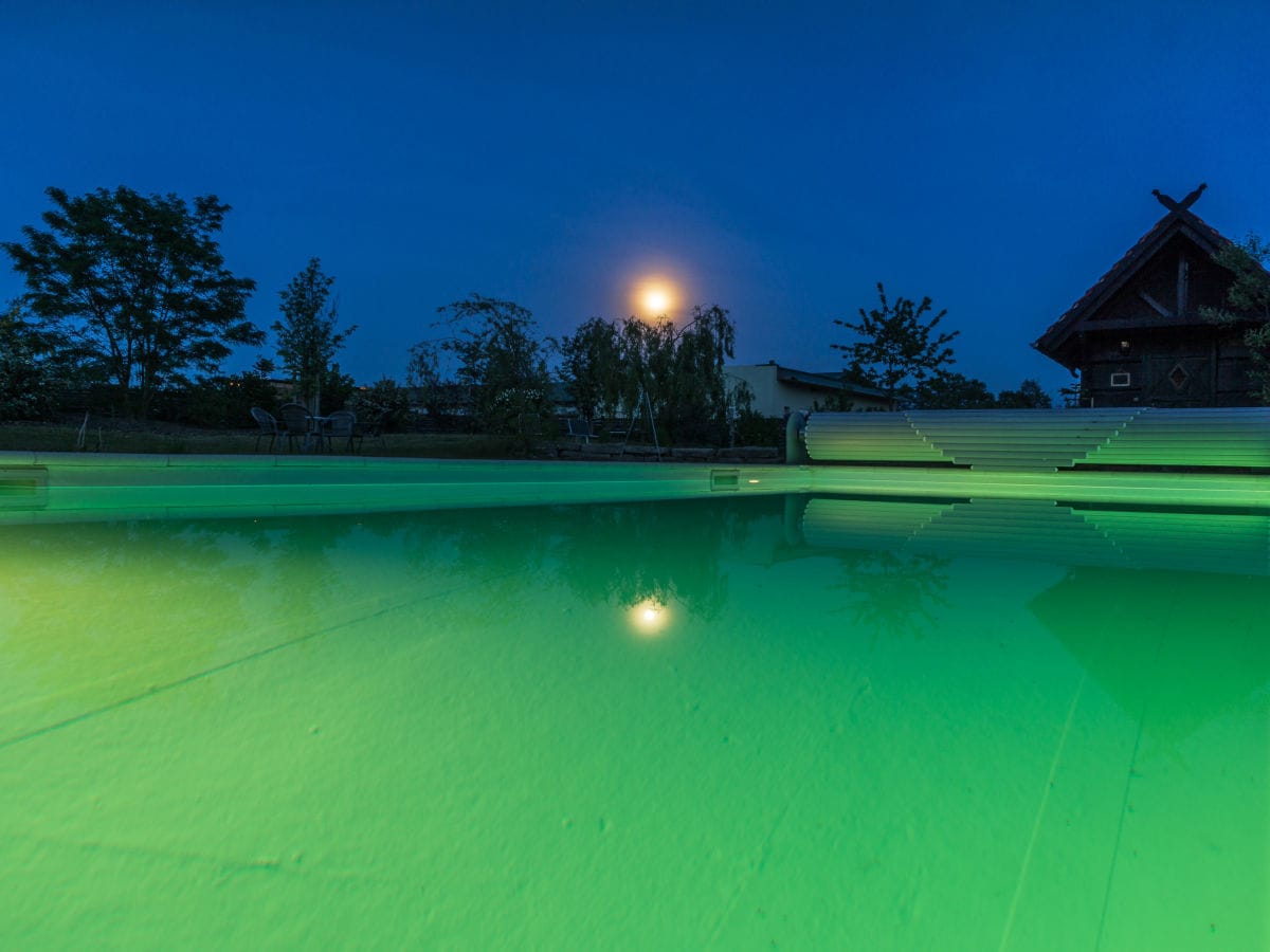 Pool bei Nacht