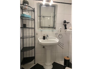 Das Badezimmer mit Waschtisch