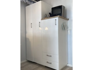 Küche mit Kühlschrank mit Gefrierfach u. Mikrowelle