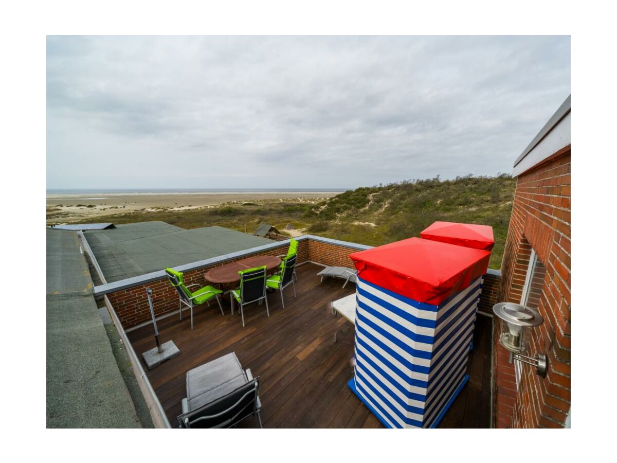 Terasse mit Blick auf den Strand und das Meer