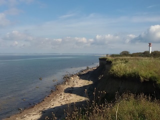 Steilküste mit Blick auf den Leuchtturm