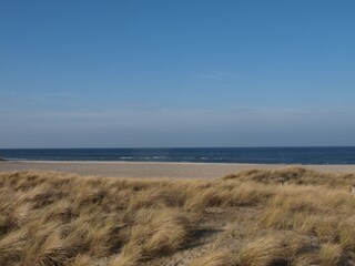 Strand an der Seebrücke im Herbst