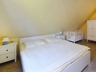 Schlafzimmer mit Doppelbett