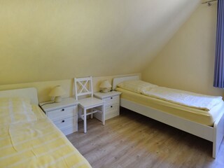 Schlafzimmer mit zwei Einzelbetten