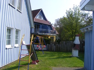 kleiner Kinderspielplatz und Grillecke