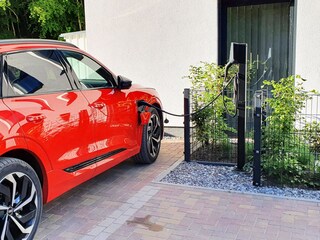 Parkplatz mit Ladestation