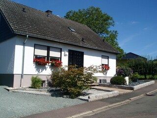 Seitenansicht mit Autoeinstellplatz