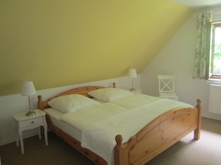 Schlafzimmer 1 mit Doppelbett