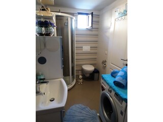 Badezimmer mit Dusche im EG