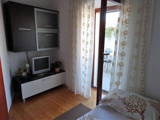 Schlafzimmer II mit TV und Zugang zur Terrasse/Balkon