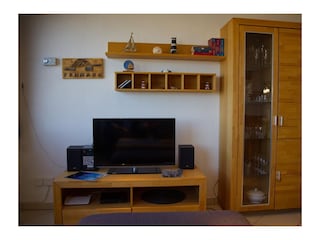TV mit Schrank in der Ferienwohnung Inselblume 45 am Südstrand von Fehmarn