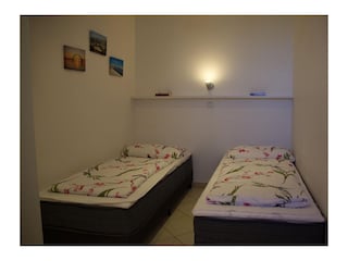 Einzelbetten im Schlafzimmer der Ferienwohnung Inselblume 45 für 4 Personen am Strand von Fehmarn