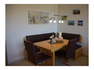 Esstisch im Wohnzimmer der Inselblume 45 am Südstrand