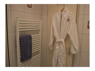 Handtuchheizung und Bademantel in der Ferienwohnung Inselblume 45 in Burgtiefe auf Fehmarn