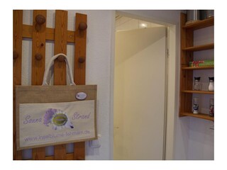 Tür zum Badezimmer in der Küche der Inselblume 45 auf Fehmarn