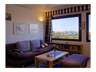 Gemütliche Couch in der Inseblume 45 mit Ausblick auf den Yachthafen