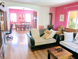 Livingroom with Couch and Oven
