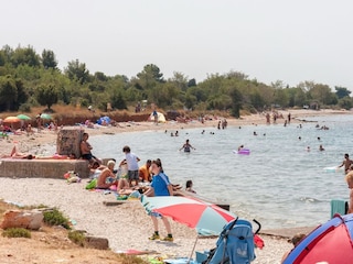 Strandbereiche in Peroj mit Blick auf Insel Brioni
