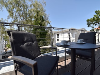 Terrasse mit Gartenmöbeln