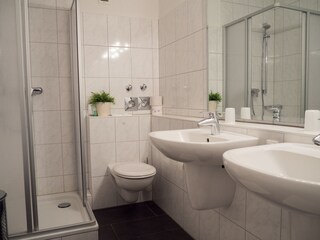Badezimmer,2Waschbecken,großer Spiegel,Dusche,WC