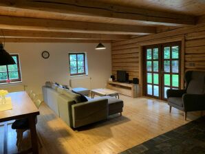 Pintoresca casa de vacaciones en Šluknov con jardín