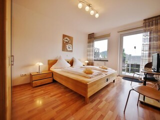 Fewo Ettelsberg-Panorama**** - Schlafzimmer 1 mit TV und Balkon