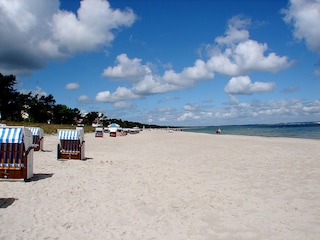 feiner Sandstrand unterhalb der Villa
