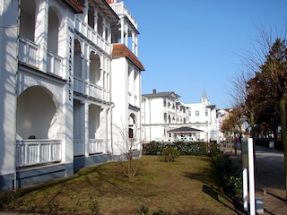 Blick von der Promenade auf die Villa