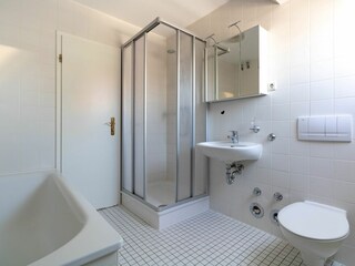 Bad mit Wanne und Dusche Whg 16