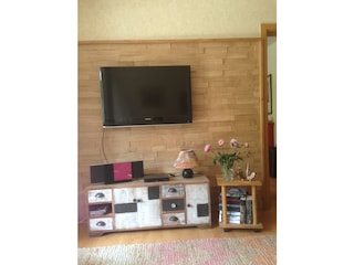 Wohnzimmer mit TV, Stereo und blueray DVD