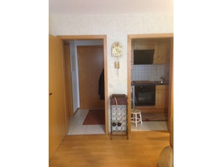 Blick in den Flur und Küche